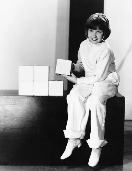 Портрет молодой девушки, играющей с блоками — стоковое фото