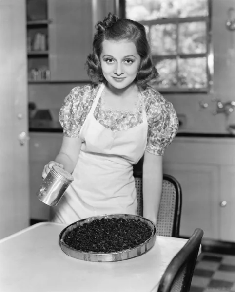 Portrét mladé ženy připravuje borůvkový koláč v kuchyni — Stock fotografie
