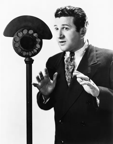 Άνθρωπος, μιλώντας σε ένα μικρόφωνο — Φωτογραφία Αρχείου