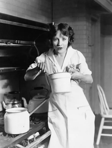 Retrato de uma mulher preparando comida na cozinha — Fotografia de Stock
