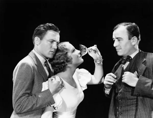 Dos hombres apoyando a una mujer bebiendo — Foto de Stock