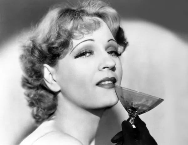 Retrato de una mujer sosteniendo una copa de martini — Foto de Stock