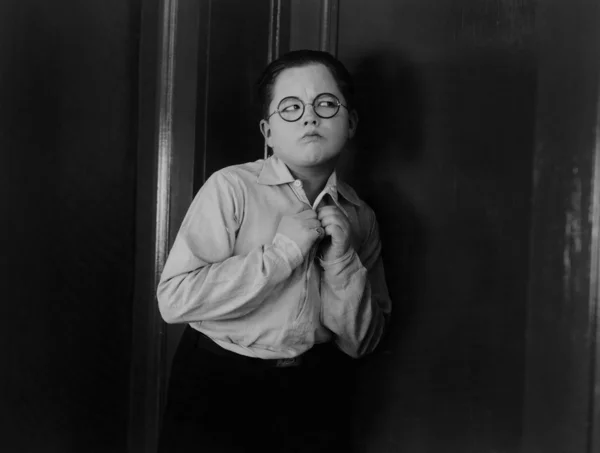 Αγόρι προσπαθεί να ακούσετε βάζοντας το αυτί του σε μια πόρτα — Φωτογραφία Αρχείου