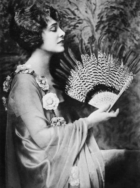 Bir kadının kendini fanning profili — Stok fotoğraf