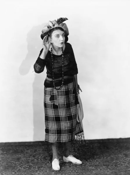 Γυναίκα σε ένα καπέλο που προσπαθεί να ακούσω — Φωτογραφία Αρχείου