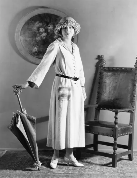 Πορτραίτο μιας γυναίκας με ένα καπέλο στέκεται με μια ομπρέλα — Φωτογραφία Αρχείου