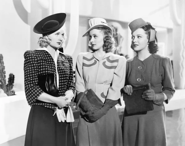 Drie vrouwen staan naast elkaar — Stockfoto