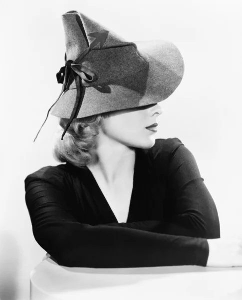 Porträtt av en ung kvinna som bär en hatt — Stockfoto