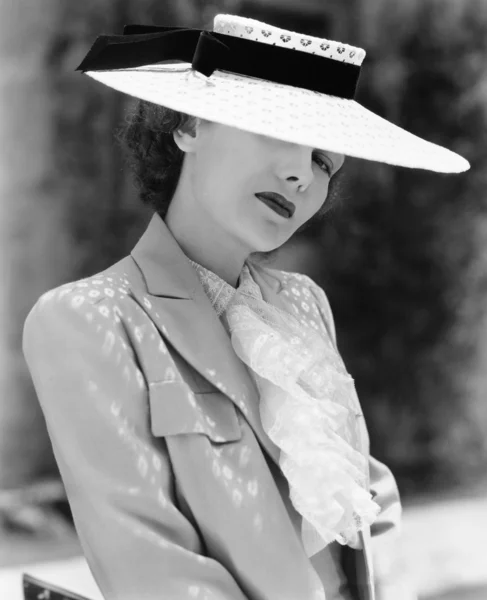 Portrait d'une jeune femme portant un chapeau — Photo
