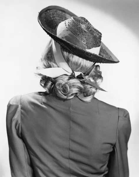 Vista posteriore di una donna che indossa un cappello — Foto Stock