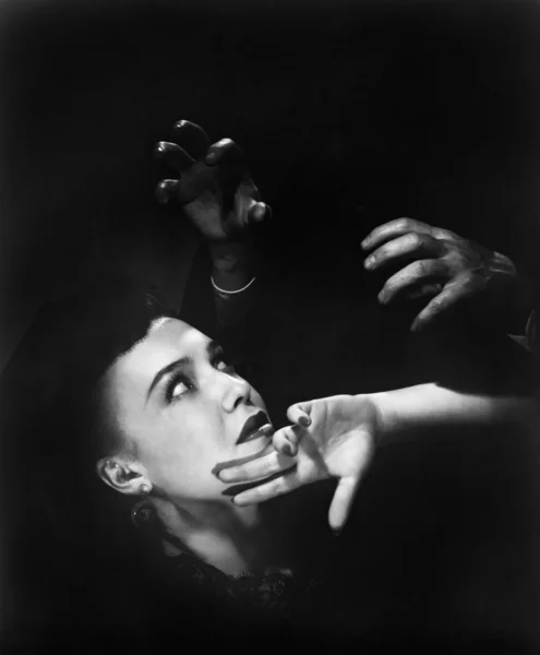 Retrato de uma jovem mulher com aspecto assustador — Fotografia de Stock
