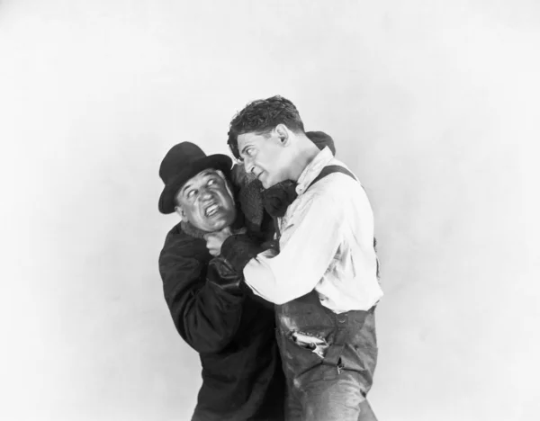 Двое мужчин дерутся друг с другом — стоковое фото