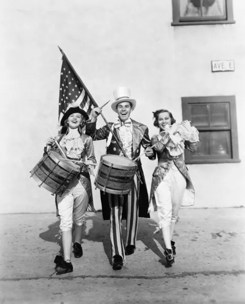 Banda marchando actuando en un desfile con bandera americana —  Fotos de Stock