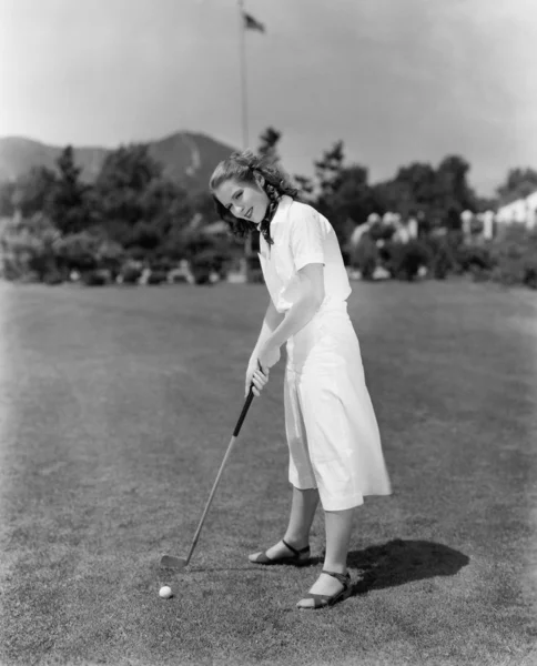 Γυναίκα που παίζει γκολφ στο γήπεδο γκολφ — Φωτογραφία Αρχείου