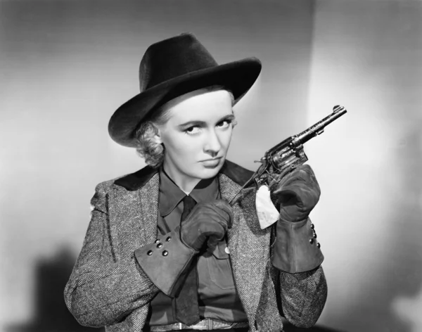 Retrato de uma jovem mulher limpando uma pistola — Fotografia de Stock