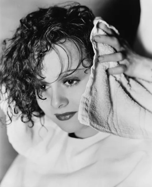 Närbild av en frisör handtorkning en ung kvinnas hår — Stockfoto