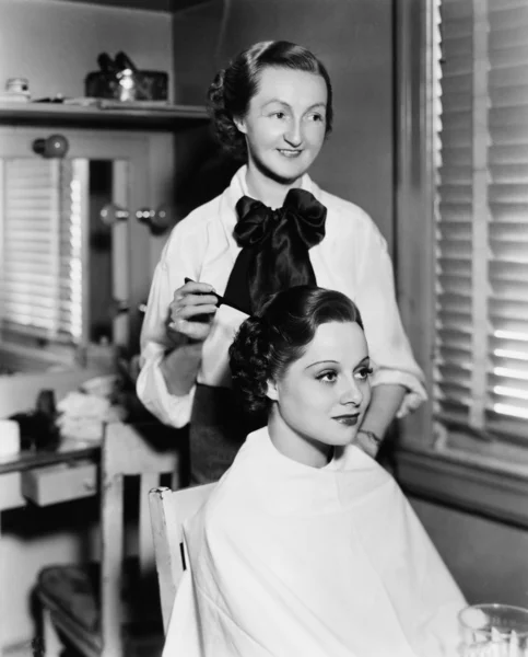 Młoda kobieta, jej włosy zrobione w salon fryzjerski — Zdjęcie stockowe