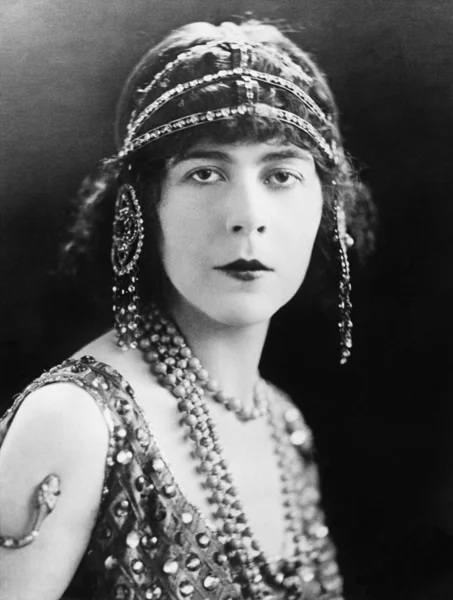 Retrato de uma mulher com jóias ornamentadas na cabeça — Fotografia de Stock
