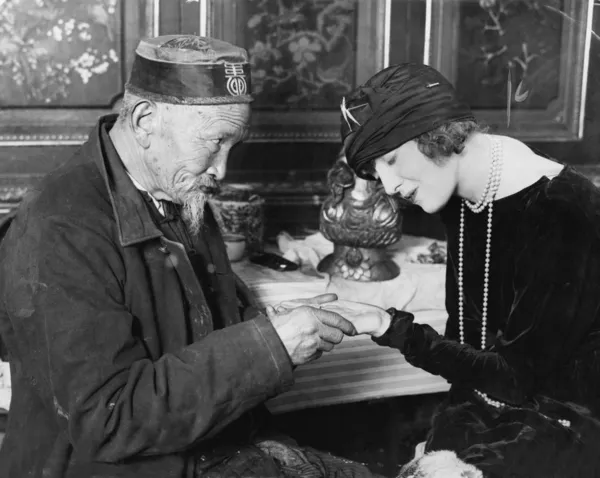 Προφίλ του ένα palmist ανάγνωση μια παλάμη του μια νεαρή γυναίκα — Φωτογραφία Αρχείου