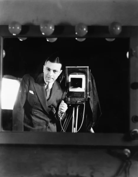 Портрет чоловіка, що стоїть з камерою великого формату — стокове фото