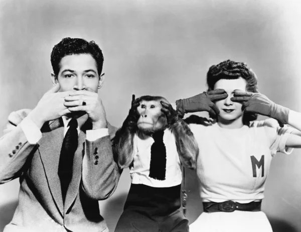 Мужчина, женщина и обезьяна изображают: "Не вижу зла, не говорю зла, не слышу зла" — стоковое фото
