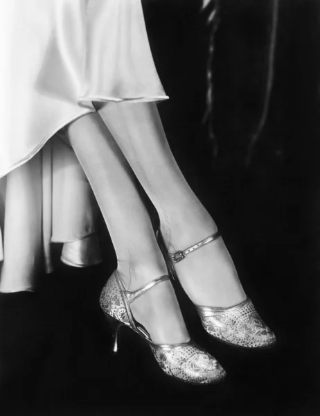 Низкий вид секции женщины на высоких каблуках — стоковое фото