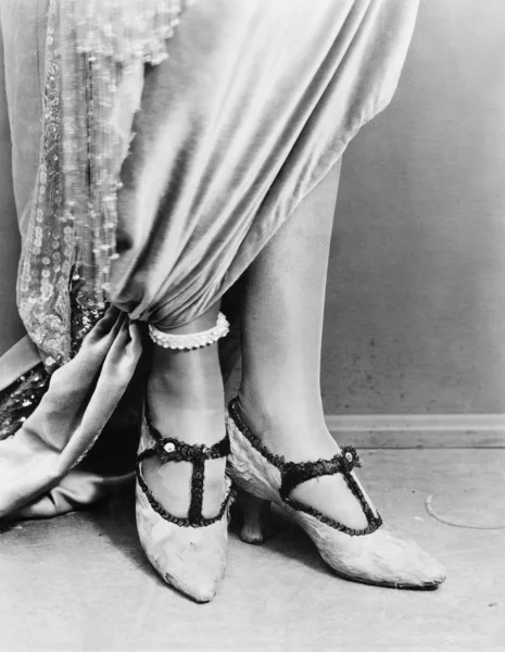 Vue en coupe basse d'une femme portant des chaussures — Photo
