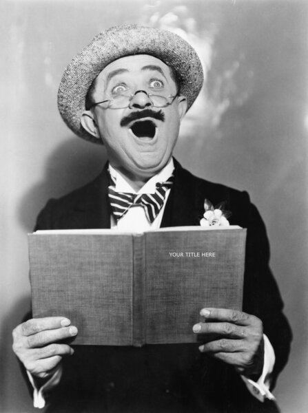 Человек, держащий книгу и поющий
