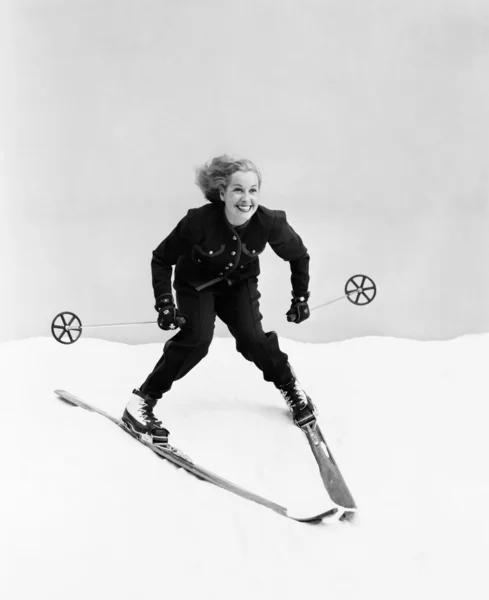 Esquiadora esquiando cuesta abajo — Foto de Stock