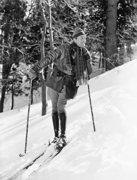 Mannelijke skiër afdaling skiën — Stockfoto