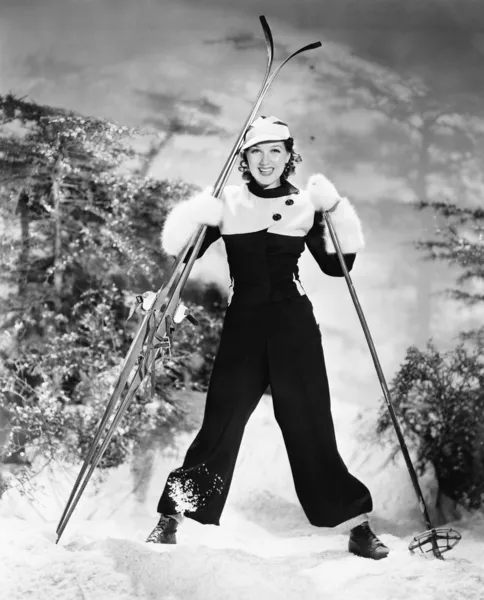 Πορτρέτο μιας νεαρής γυναίκας, σκι και χαμογελαστός — Φωτογραφία Αρχείου