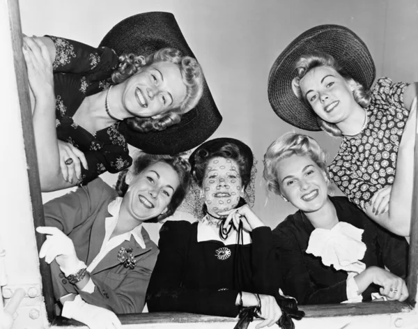 Портрет п'яти молодих жінок, які посміхаються і дивляться вниз — стокове фото