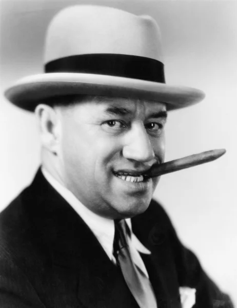 Retrato de un hombre con sombrero y cigarro en la boca — Foto de Stock