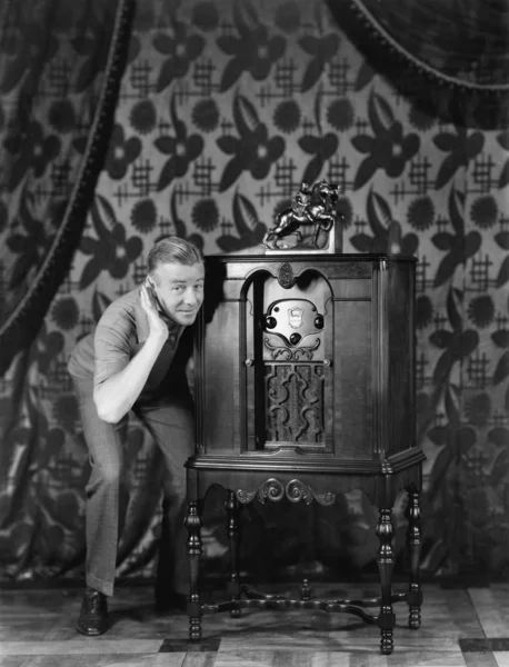 Porträtt av en man lyssnar på musik från en radio och ler — Stockfoto