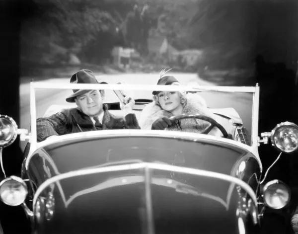 Casal dirigindo um carro — Fotografia de Stock