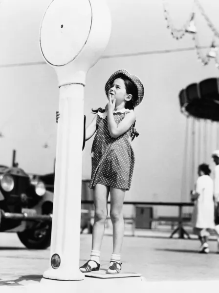 Κορίτσι στέκεται πάνω σε μια ζυγαριά — Φωτογραφία Αρχείου