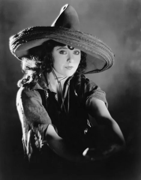 Retrato de uma jovem mulher usando um chapéu mexicano — Fotografia de Stock