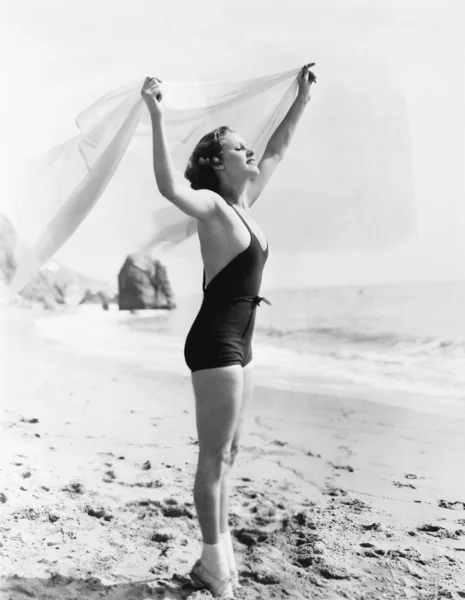 Profil młoda kobieta trzyma się chusta na plaży — Zdjęcie stockowe