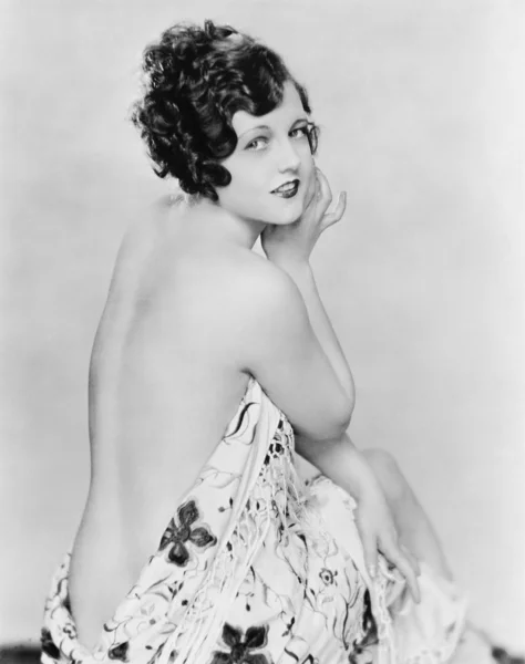Πορτρέτο του ένα γυμνό νεαρή γυναίκα ντυμένο σε ένα φύλλο — Φωτογραφία Αρχείου