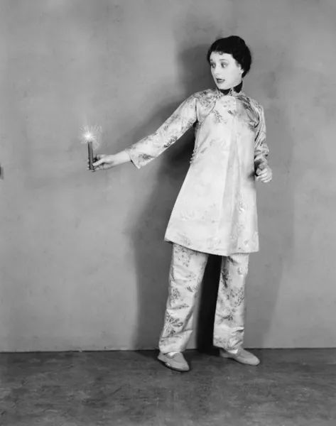 Młoda kobieta trzyma świecę — Zdjęcie stockowe