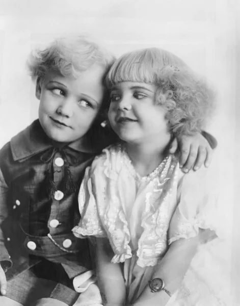 男の子と彼女の周りの腕を持つ少女の肖像画 — Stockfoto