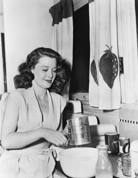 Νεαρή γυναίκα ετοιμάζει φαγητό στην κουζίνα — Φωτογραφία Αρχείου