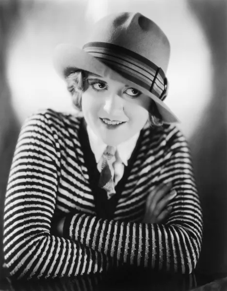 Egy fiatal nő egy kalap mosolygó portréja — Stock Fotó