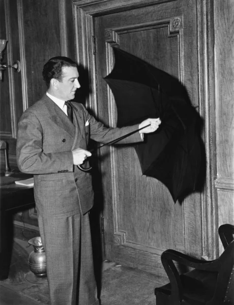 Προφίλ ενός άνδρα άνοιγμα μια ομπρέλα — Φωτογραφία Αρχείου