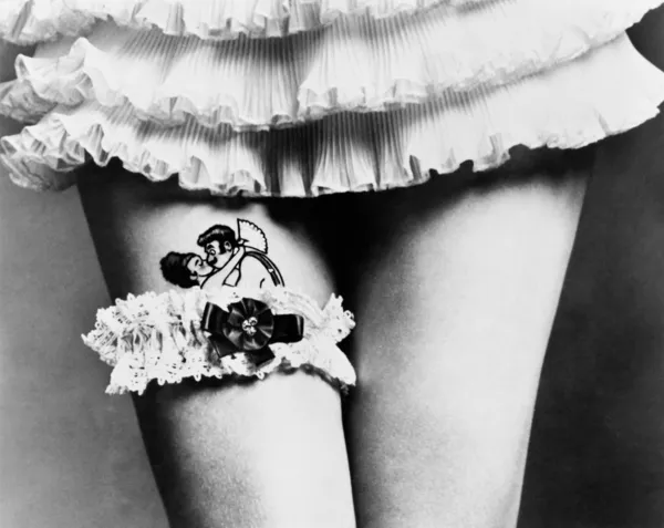 Vue d'une femme cachant un tatouage avec une jarretière sur les cuisses — Photo