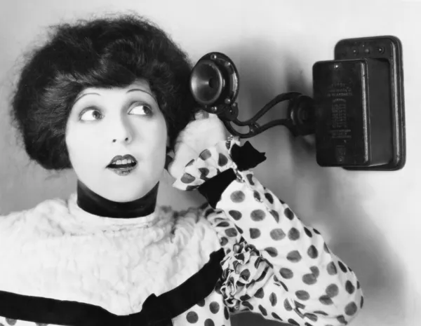 Retrato de uma jovem falando ao telefone — Fotografia de Stock