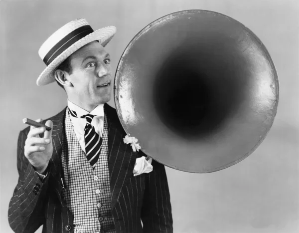 Muž držící doutník a stojící poblíž gramofon roh — Stock fotografie