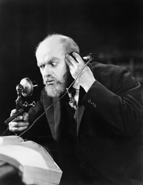 Homem falando ao telefone olhando intenso — Fotografia de Stock