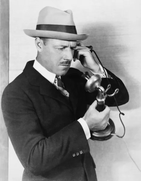 Profil av en man talar i telefon — Stockfoto