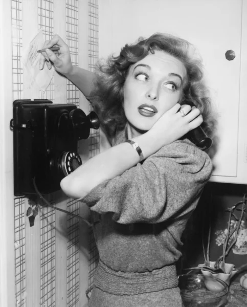 Portrait of a woman talking on the telephone — Stock Photo, Image